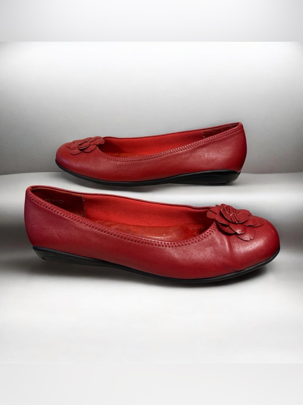 The Walking Cradle Co Red Leather Floral Ballet Flat, size 8